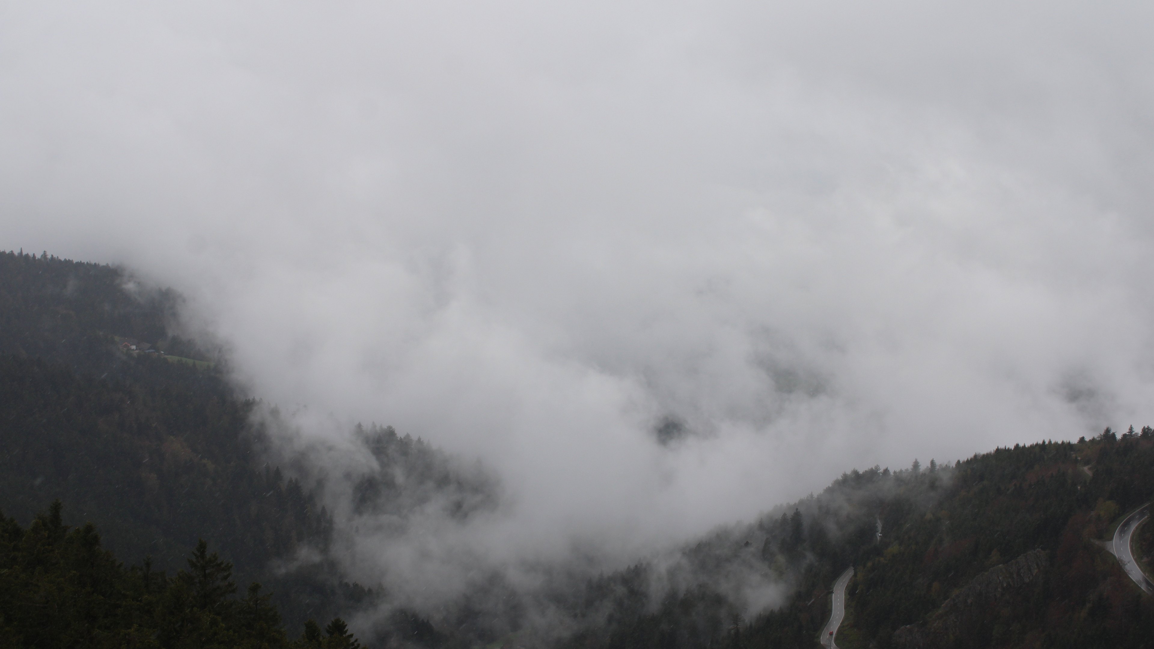 Dieses Bild zeigt eine Webcam-Aufnahme vom Achertal, aufgenommen am Sonntag, den 12.04.2026 um 16:30 Uhr. Die Temperatur betrug 2°C.