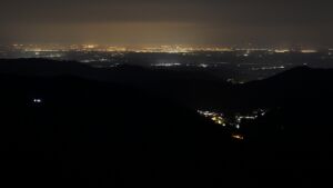 Dieses Bild zeigt eine Webcam-Aufnahme vom Achertal, aufgenommen am Montag, den 23.03.2026 um 02:30 Uhr. Die Temperatur betrug 6.8°C.