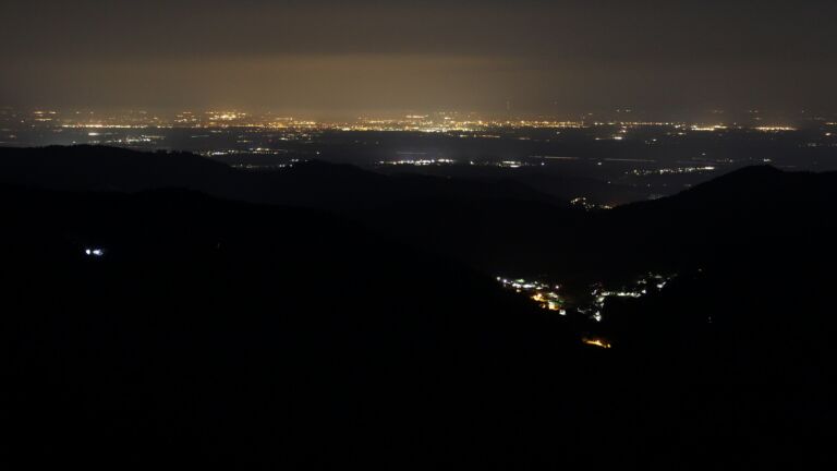 Dieses Bild zeigt eine Webcam-Aufnahme vom Achertal, aufgenommen am Montag, den 23.03.2026 um 02:30 Uhr. Die Temperatur betrug 6.8°C.