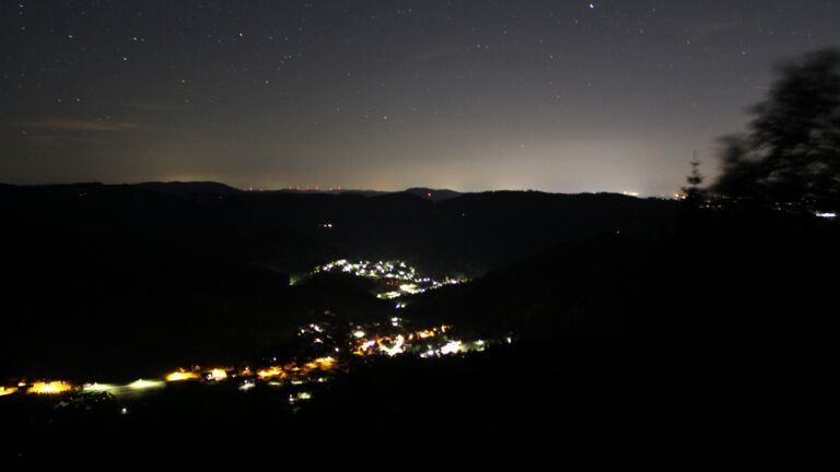 Dieses Bild zeigt eine Webcam-Aufnahme vom Achertal, aufgenommen am Freitag, den 22.05.2026 um 02:30 Uhr. Die Temperatur betrug 14.9°C.