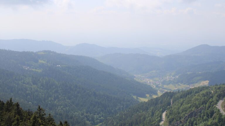 Dieses Bild zeigt eine Webcam-Aufnahme vom Achertal, aufgenommen am Donnerstag, den 22.05.2025 um 15:40 Uhr. Die Temperatur betrug 8.4°C.