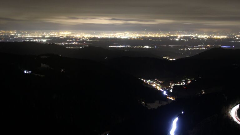 Dieses Bild zeigt eine Webcam-Aufnahme vom Achertal, aufgenommen am Sonntag, den 23.11.2025 um 19:30 Uhr. Die Temperatur betrug -0.5°C.