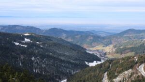 Dieses Bild zeigt eine Webcam-Aufnahme vom Achertal, aufgenommen am Sonntag, den 23.11.2025 um 10:10 Uhr. Die Temperatur betrug 0.5°C.