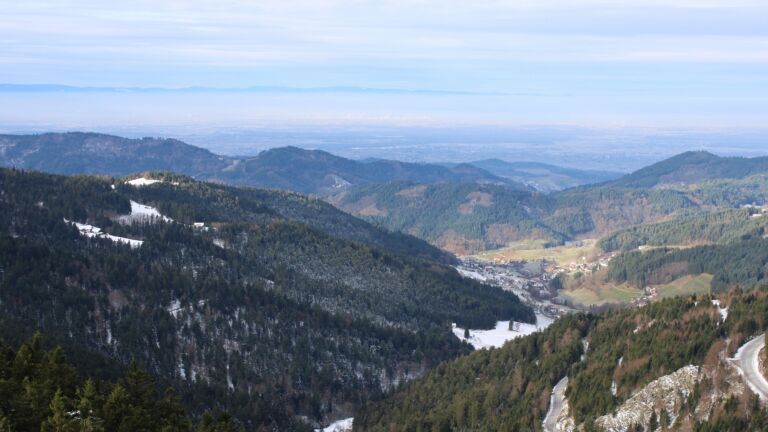 Dieses Bild zeigt eine Webcam-Aufnahme vom Achertal, aufgenommen am Sonntag, den 23.11.2025 um 10:10 Uhr. Die Temperatur betrug 0.5°C.