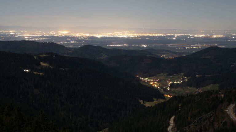 Dieses Bild zeigt eine Webcam-Aufnahme vom Achertal, aufgenommen am Montag, den 02.03.2026 um 00:30 Uhr. Die Temperatur betrug 3.4°C.