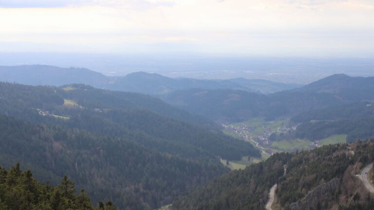 Dieses Bild zeigt eine Webcam-Aufnahme vom Achertal, aufgenommen am Sonntag, den 05.04.2026 um 17:20 Uhr. Die Temperatur betrug 10.5°C.