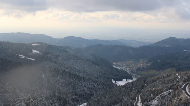 Dieses Bild zeigt eine Webcam-Aufnahme vom Achertal, aufgenommen am Freitag, den 21.11.2025 um 15:20 Uhr. Die Temperatur betrug -5.6°C.