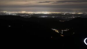 Dieses Bild zeigt eine Webcam-Aufnahme vom Achertal, aufgenommen am Samstag, den 20.12.2025 um 00:30 Uhr. Die Temperatur betrug 6.6°C.