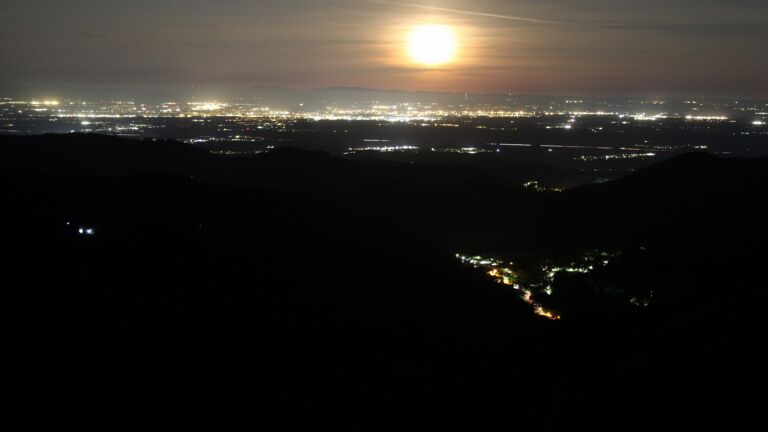 Dieses Bild zeigt eine Webcam-Aufnahme vom Achertal, aufgenommen am Montag, den 27.04.2026 um 04:20 Uhr. Die Temperatur betrug 9.8°C.