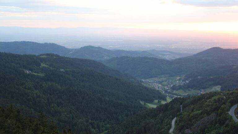 Dieses Bild zeigt eine Webcam-Aufnahme vom Achertal, aufgenommen am Freitag, den 16.05.2025 um 20:50 Uhr. Die Temperatur betrug 9.4°C.