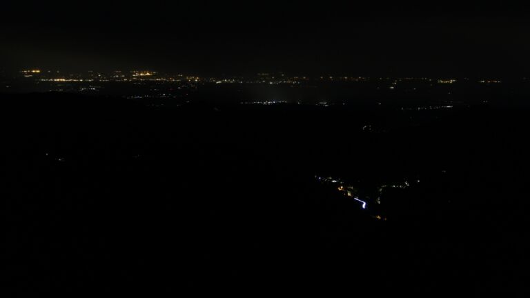 Dieses Bild zeigt eine Webcam-Aufnahme vom Achertal, aufgenommen am Sonntag, den 25.05.2025 um 04:20 Uhr. Die Temperatur betrug 6.8°C.