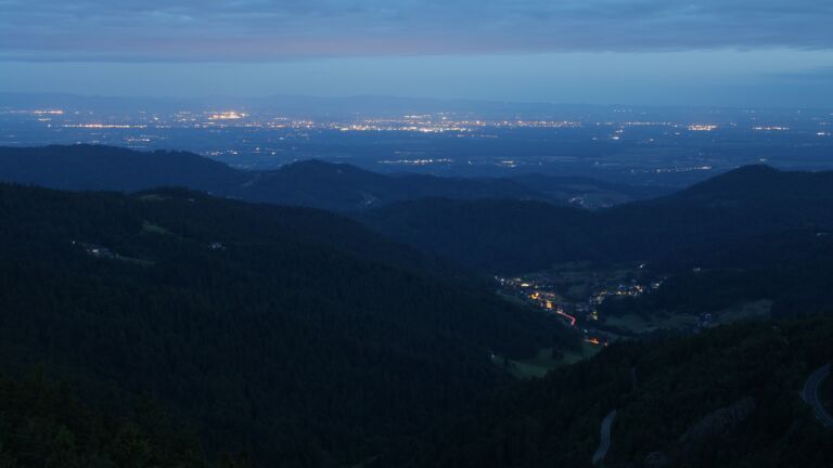 Dieses Bild zeigt eine Webcam-Aufnahme vom Achertal, aufgenommen am Freitag, den 30.05.2025 um 04:40 Uhr. Die Temperatur betrug 12.9°C.