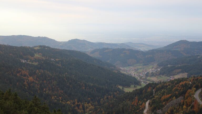 Dieses Bild zeigt eine Webcam-Aufnahme vom Achertal, aufgenommen am Sonntag, den 19.10.2025 um 17:30 Uhr. Die Temperatur betrug 10.2°C.
