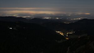 Dieses Bild zeigt eine Webcam-Aufnahme vom Achertal, aufgenommen am Montag, den 10.11.2025 um 03:30 Uhr. Die Temperatur betrug 3.9°C.