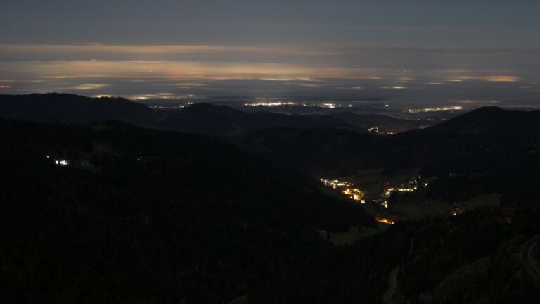 Dieses Bild zeigt eine Webcam-Aufnahme vom Achertal, aufgenommen am Montag, den 10.11.2025 um 03:30 Uhr. Die Temperatur betrug 3.9°C.