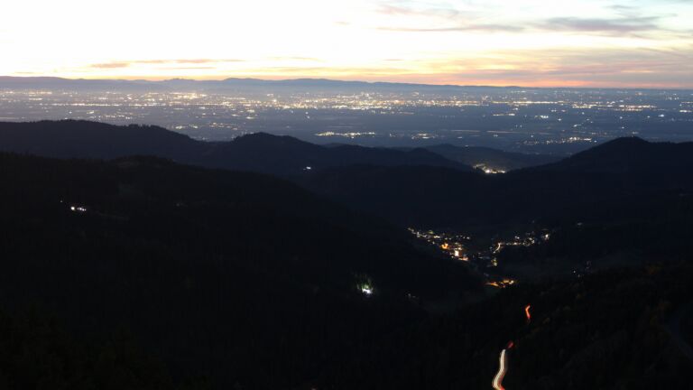 Dieses Bild zeigt eine Webcam-Aufnahme vom Achertal, aufgenommen am Dienstag, den 04.11.2025 um 17:50 Uhr. Die Temperatur betrug 10.8°C.