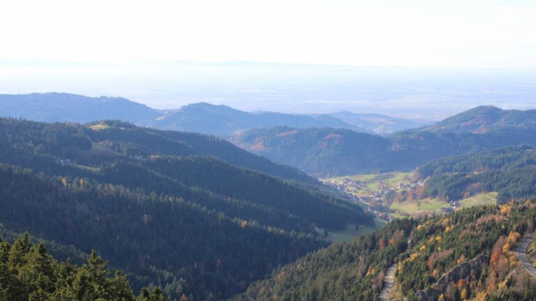 Dieses Bild zeigt eine Webcam-Aufnahme vom Achertal, aufgenommen am Dienstag, den 04.11.2025 um 15:00 Uhr. Die Temperatur betrug 12.4°C.