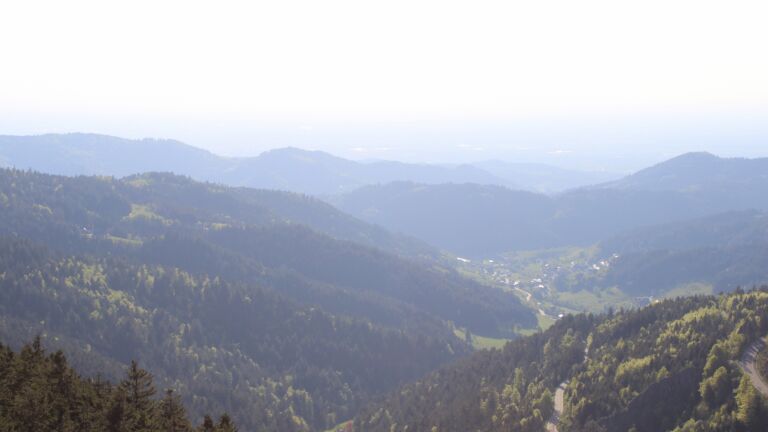Dieses Bild zeigt eine Webcam-Aufnahme vom Achertal, aufgenommen am Mittwoch, den 30.04.2025 um 18:40 Uhr. Die Temperatur betrug 17.9°C.