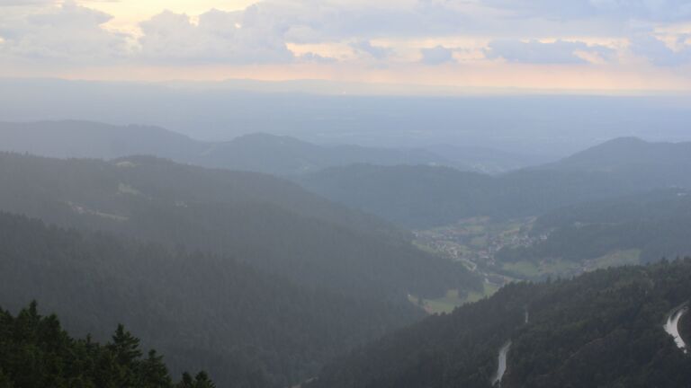 Dieses Bild zeigt eine Webcam-Aufnahme vom Achertal, aufgenommen am Freitag, den 25.07.2025 um 18:40 Uhr. Die Temperatur betrug 12.4°C.