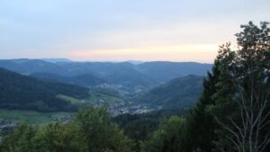 Dieses Bild zeigt eine Webcam-Aufnahme vom Achertal, aufgenommen am Montag, den 28.09.2026 um 19:00 Uhr. Die Temperatur betrug 23.8°C.