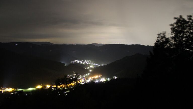 Dieses Bild zeigt eine Webcam-Aufnahme vom Achertal, aufgenommen am Sonntag, den 04.10.2026 um 22:30 Uhr. Die Temperatur betrug 14.3°C.