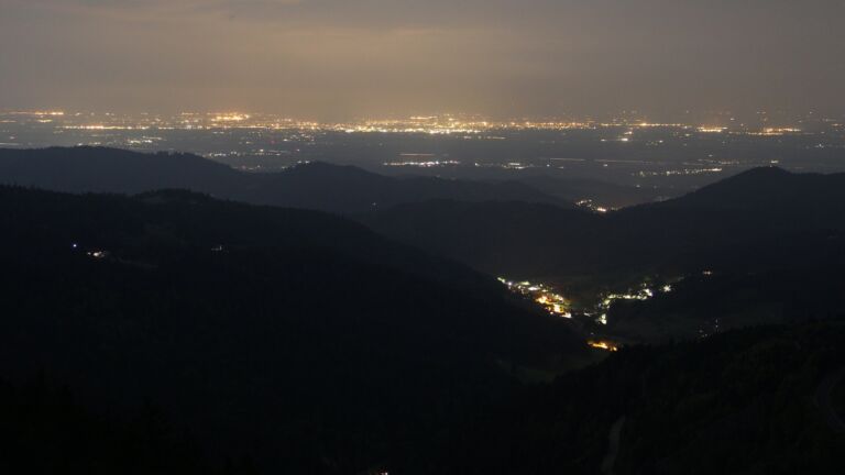 Dieses Bild zeigt eine Webcam-Aufnahme vom Achertal, aufgenommen am Donnerstag, den 08.05.2025 um 23:30 Uhr. Die Temperatur betrug 4.3°C.