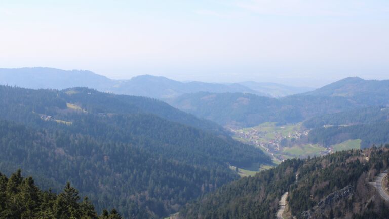 Dieses Bild zeigt eine Webcam-Aufnahme vom Achertal, aufgenommen am Donnerstag, den 19.03.2026 um 13:50 Uhr. Die Temperatur betrug 8.3°C.