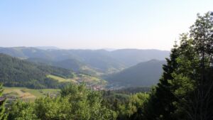 Dieses Bild zeigt eine Webcam-Aufnahme vom Achertal, aufgenommen am Mittwoch, den 27.05.2026 um 19:20 Uhr. Die Temperatur betrug 27.7°C.