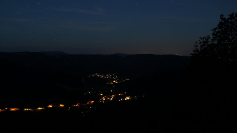 Dieses Bild zeigt eine Webcam-Aufnahme vom Achertal, aufgenommen am Donnerstag, den 18.06.2026 um 04:00 Uhr. Die Temperatur betrug 21.8°C.