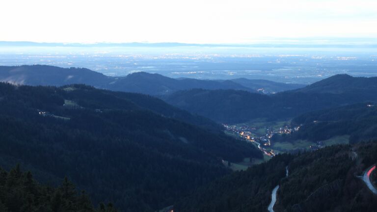 Dieses Bild zeigt eine Webcam-Aufnahme vom Achertal, aufgenommen am Samstag, den 29.11.2025 um 17:10 Uhr. Die Temperatur betrug 5.6°C.