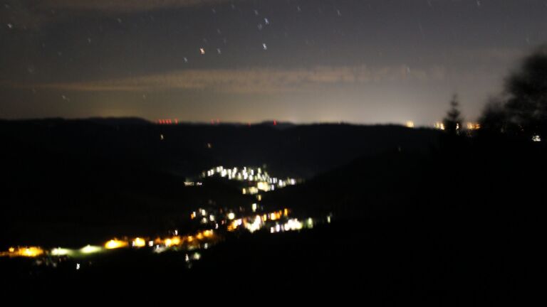 Dieses Bild zeigt eine Webcam-Aufnahme vom Achertal, aufgenommen am Montag, den 13.07.2026 um 01:00 Uhr. Die Temperatur betrug 22.1°C.