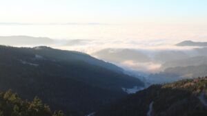 Dieses Bild zeigt eine Webcam-Aufnahme vom Achertal, aufgenommen am Montag, den 29.12.2025 um 16:00 Uhr. Die Temperatur betrug 2.4°C.