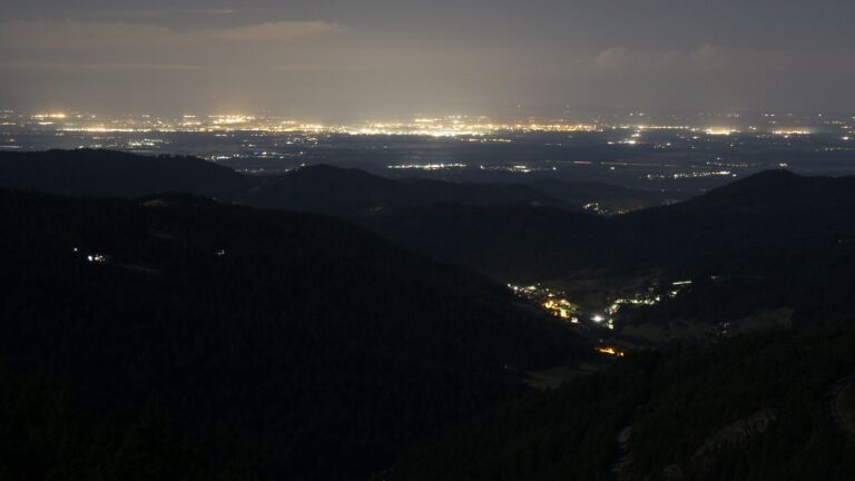 Dieses Bild zeigt eine Webcam-Aufnahme vom Achertal, aufgenommen am Dienstag, den 15.07.2025 um 02:50 Uhr. Die Temperatur betrug 16°C.