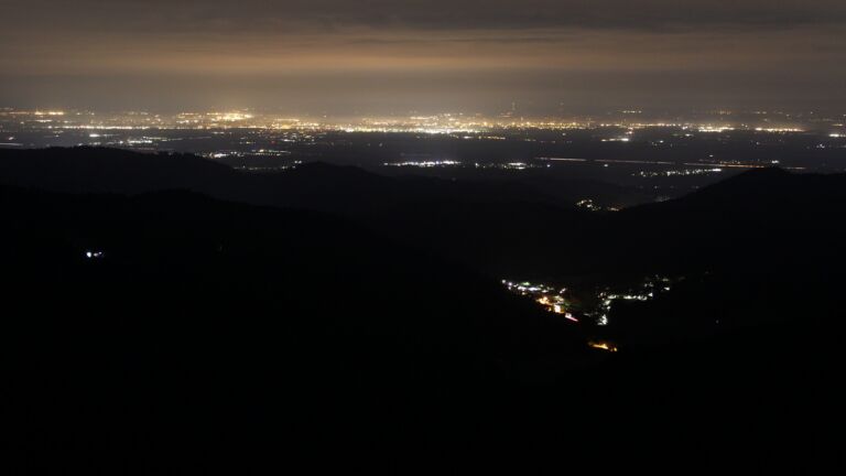 Dieses Bild zeigt eine Webcam-Aufnahme vom Achertal, aufgenommen am Donnerstag, den 16.04.2026 um 05:00 Uhr. Die Temperatur betrug 6.8°C.