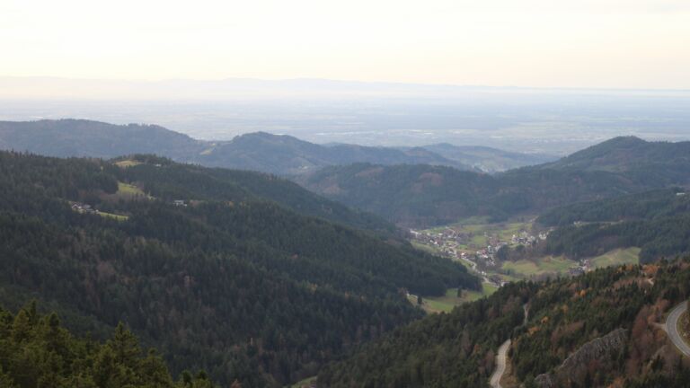 Dieses Bild zeigt eine Webcam-Aufnahme vom Achertal, aufgenommen am Donnerstag, den 13.11.2025 um 16:10 Uhr. Die Temperatur betrug 14.8°C.