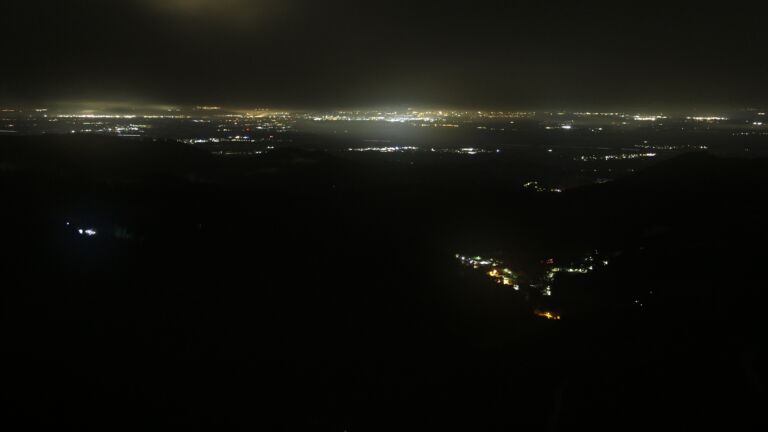 Dieses Bild zeigt eine Webcam-Aufnahme vom Achertal, aufgenommen am Sonntag, den 02.11.2025 um 04:30 Uhr. Die Temperatur betrug 5.8°C.