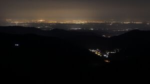 Dieses Bild zeigt eine Webcam-Aufnahme vom Achertal, aufgenommen am Montag, den 23.03.2026 um 04:40 Uhr. Die Temperatur betrug 5.6°C.