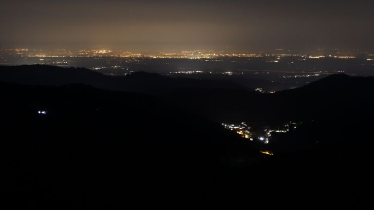 Dieses Bild zeigt eine Webcam-Aufnahme vom Achertal, aufgenommen am Montag, den 23.03.2026 um 04:40 Uhr. Die Temperatur betrug 5.6°C.