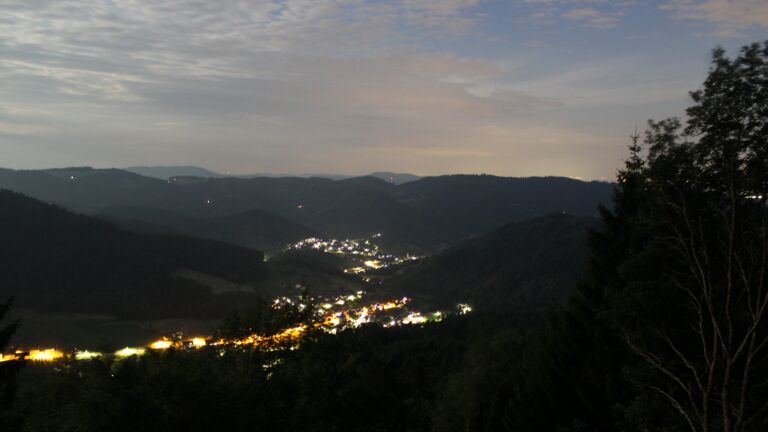 Dieses Bild zeigt eine Webcam-Aufnahme vom Achertal, aufgenommen am Montag, den 29.06.2026 um 23:30 Uhr. Die Temperatur betrug 20.3°C.