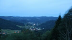 Dieses Bild zeigt eine Webcam-Aufnahme vom Achertal, aufgenommen am Freitag, den 17.07.2026 um 05:10 Uhr. Die Temperatur betrug 19.7°C.