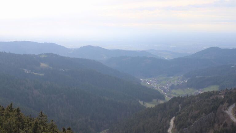 Dieses Bild zeigt eine Webcam-Aufnahme vom Achertal, aufgenommen am Sonntag, den 05.04.2026 um 17:50 Uhr. Die Temperatur betrug 10°C.