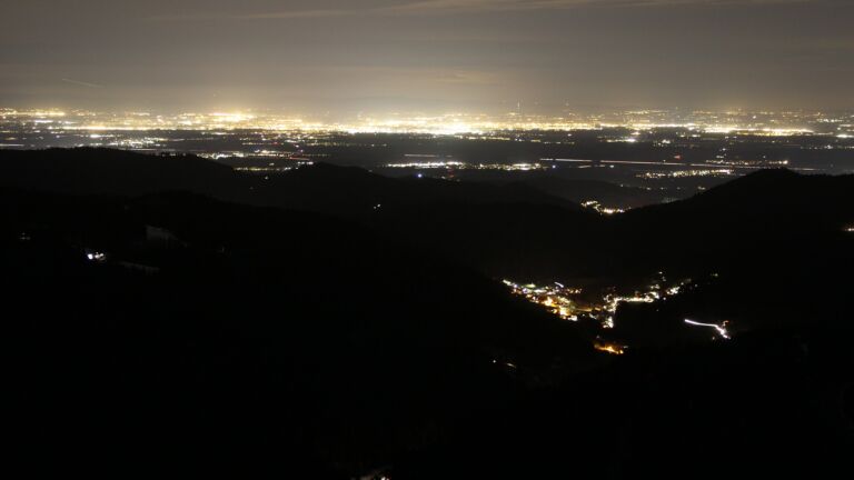 Dieses Bild zeigt eine Webcam-Aufnahme vom Achertal, aufgenommen am Freitag, den 16.01.2026 um 20:30 Uhr. Die Temperatur betrug 4.6°C.