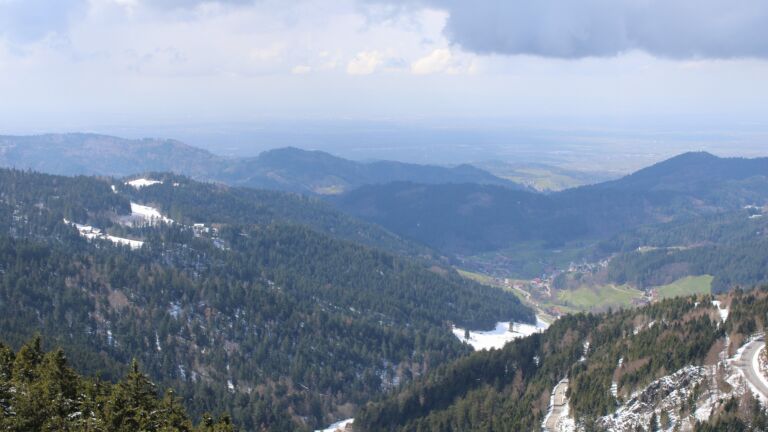 Dieses Bild zeigt eine Webcam-Aufnahme vom Achertal, aufgenommen am Mittwoch, den 01.04.2026 um 14:20 Uhr. Die Temperatur betrug 2.7°C.