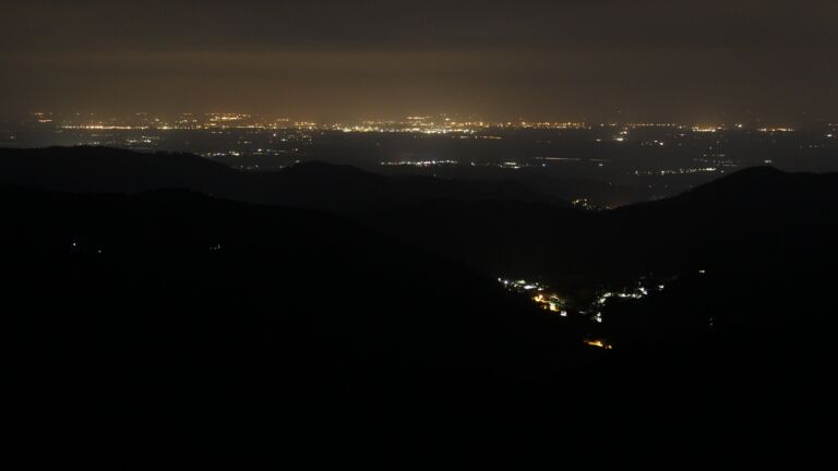 Dieses Bild zeigt eine Webcam-Aufnahme vom Achertal, aufgenommen am Montag, den 23.06.2025 um 02:00 Uhr. Die Temperatur betrug 18.9°C.