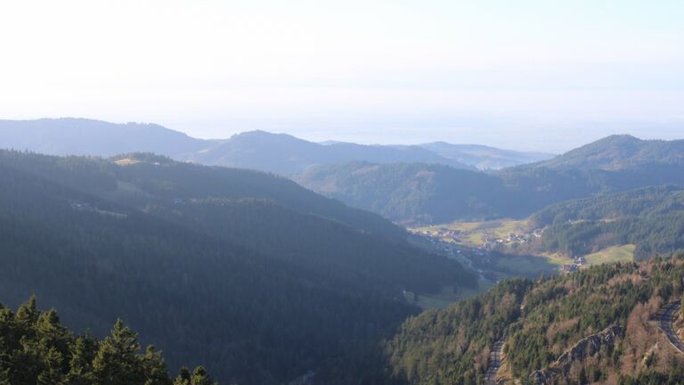 Dieses Bild zeigt eine Webcam-Aufnahme vom Achertal, aufgenommen am Mittwoch, den 17.12.2025 um 14:30 Uhr. Die Temperatur betrug 6.6°C.