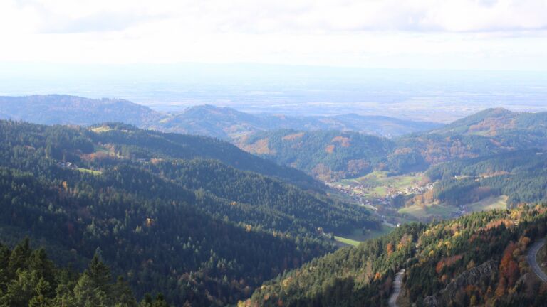 Dieses Bild zeigt eine Webcam-Aufnahme vom Achertal, aufgenommen am Donnerstag, den 30.10.2025 um 13:20 Uhr. Die Temperatur betrug 6°C.