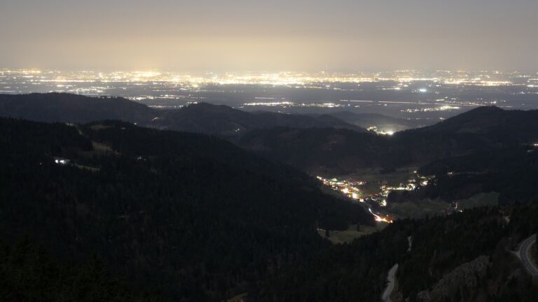 Dieses Bild zeigt eine Webcam-Aufnahme vom Achertal, aufgenommen am Freitag, den 27.02.2026 um 19:30 Uhr. Die Temperatur betrug 12.8°C.