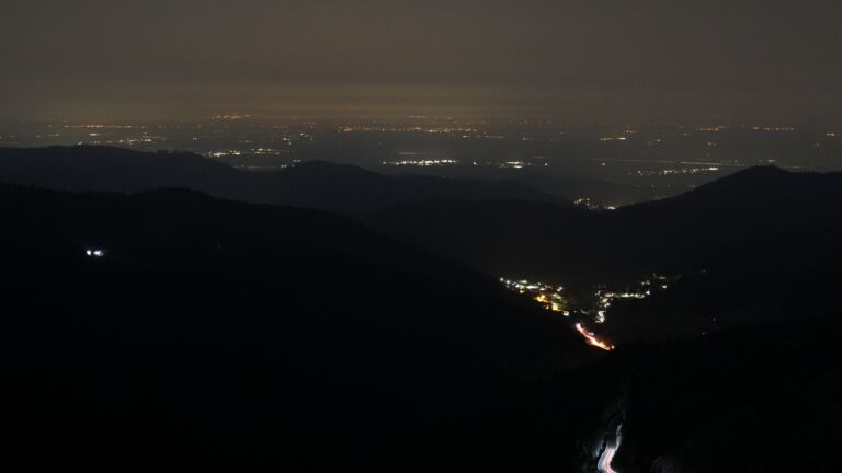 Dieses Bild zeigt eine Webcam-Aufnahme vom Achertal, aufgenommen am Montag, den 09.03.2026 um 05:00 Uhr. Die Temperatur betrug 8.1°C.