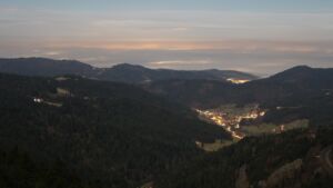 Dieses Bild zeigt eine Webcam-Aufnahme vom Achertal, aufgenommen am Donnerstag, den 04.12.2025 um 21:30 Uhr. Die Temperatur betrug 0.9°C.