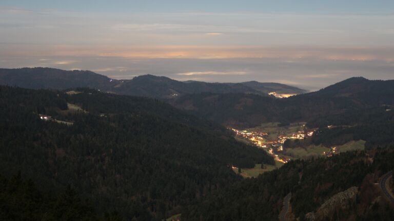 Dieses Bild zeigt eine Webcam-Aufnahme vom Achertal, aufgenommen am Donnerstag, den 04.12.2025 um 21:30 Uhr. Die Temperatur betrug 0.9°C.